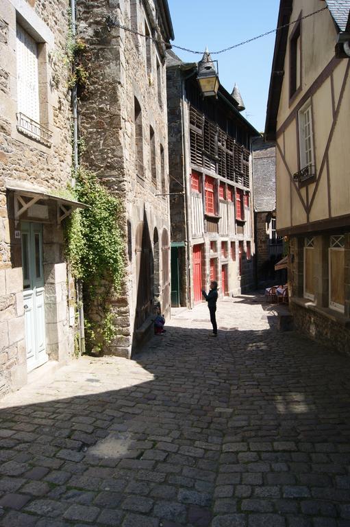 Apartamento Au Fil De L'Eau - Le Bord De Rance Dinan Exterior foto
