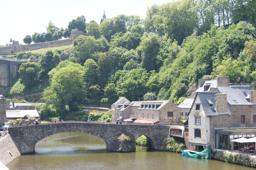 Apartamento Au Fil De L'Eau - Le Bord De Rance Dinan Habitación foto