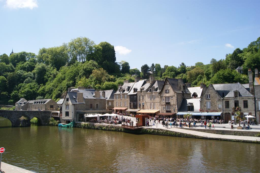Apartamento Au Fil De L'Eau - Le Bord De Rance Dinan Exterior foto